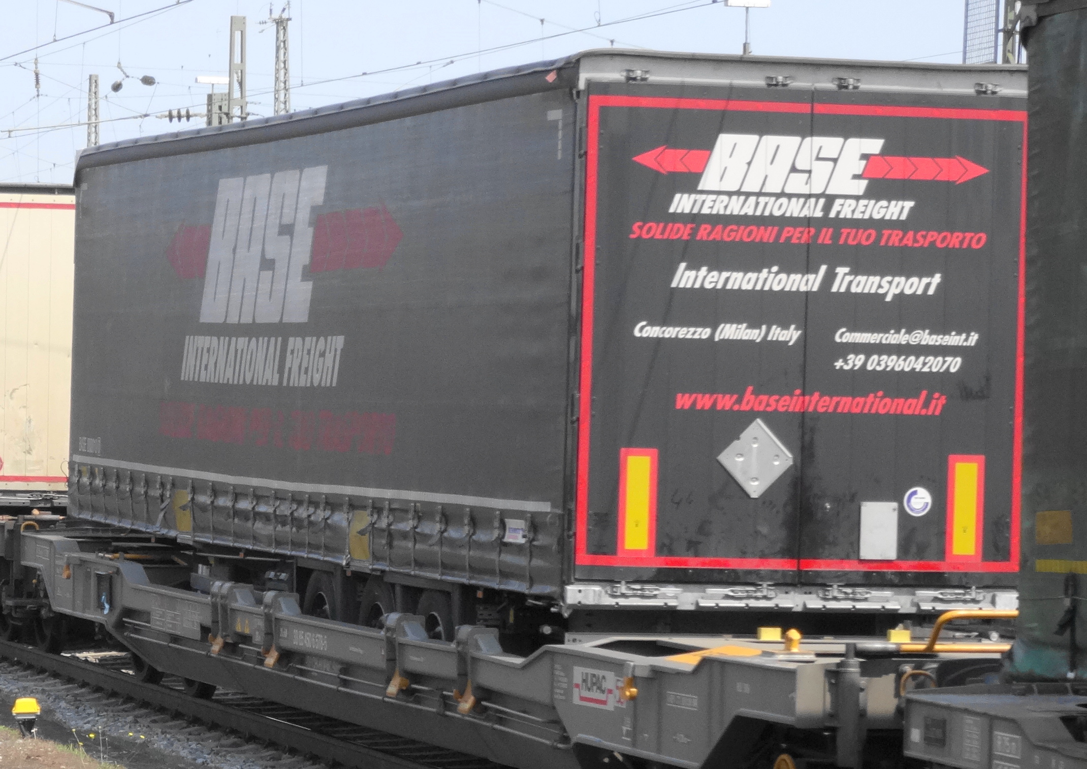 BASE INTERNATIONAL FREIGHT, Krone Aufieger H0 – Bild 4