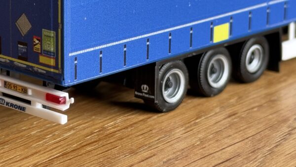 Fertigmodell - LKW Walter Medi Trailer (Krone Gardinen Auflieger) H0 – Bild 4