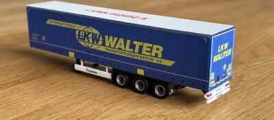 Fertigmodell - LKW Walter Medi Trailer (Krone Gardinen Auflieger) H0