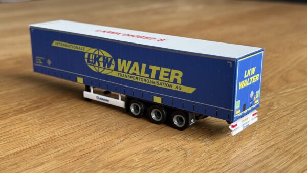 Fertigmodell - LKW Walter Medi Trailer (Krone Gardinen Auflieger) H0