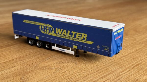 Fertigmodell - LKW Walter Medi Trailer (Krone Gardinen Auflieger) H0 – Bild 6