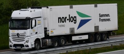 nor-log Sammen. Fremover - Kühl Auflieger Krone